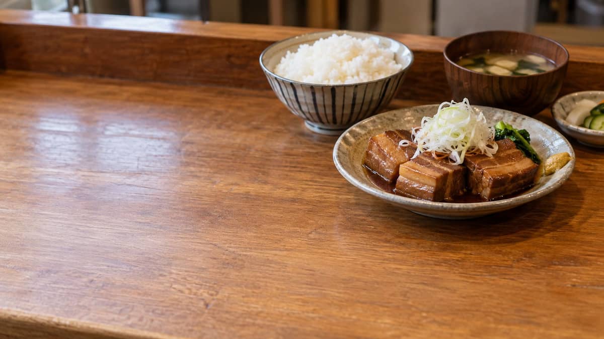 吉野家、「厚切り豚角煮定食」を夜限定のレギュラーメニューに 毎日15時〜翌4時、店内税込1207円 ご飯の増量・おかわりは無料(イメージ画像)