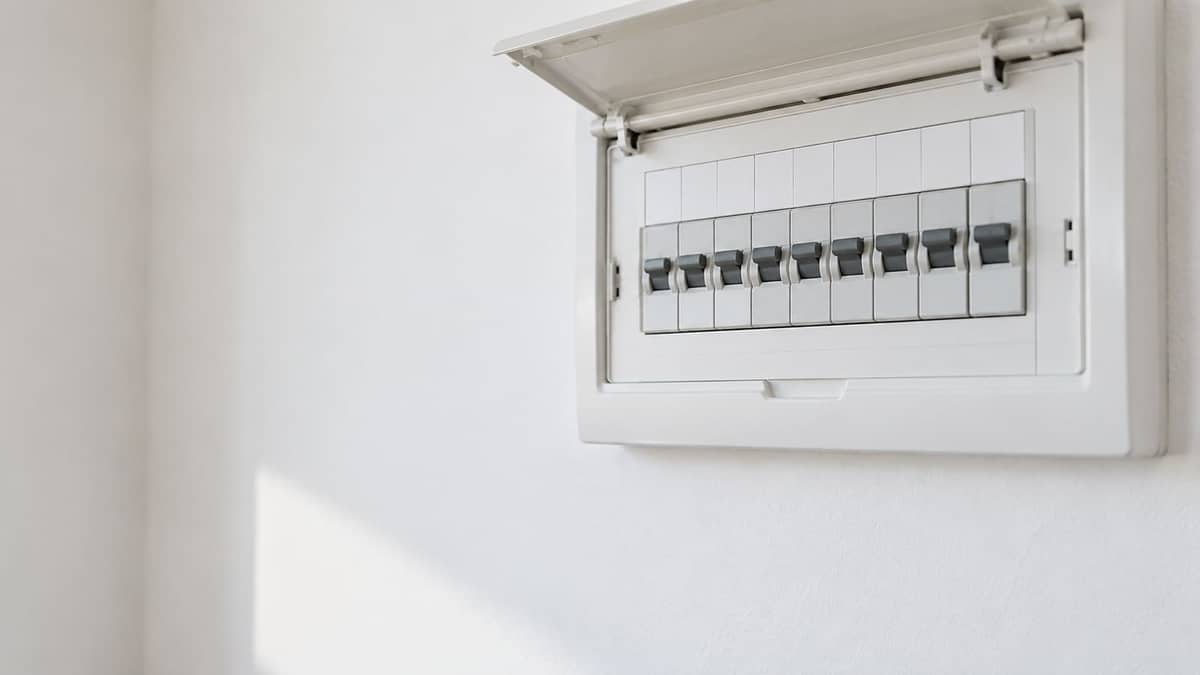 地震火災の過半数は電気が原因 揺れを感知して電気を止める「感震ブレーカー」、首都圏の設置は約2割にとどまる(イメージ画像)