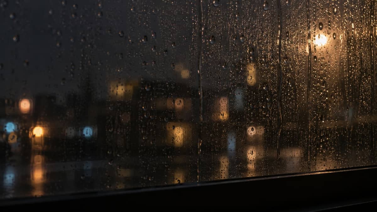 線状降水帯の半日前予測、関東甲信と東海の7都県に 台風25号接近で東京は24時間250ミリ、伊豆諸島は最大瞬間風速50メートル予想(イメージ画像)