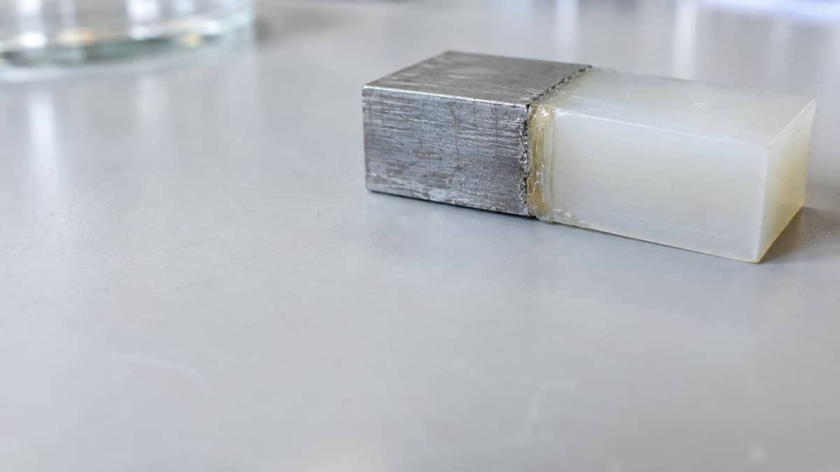 「塗って乾かすだけ」で異なる素材を接合 NIMSが多孔質の接着層を開発 ガラスと柔らかい高分子で1平方センチ約70キロに耐える(イメージ画像)