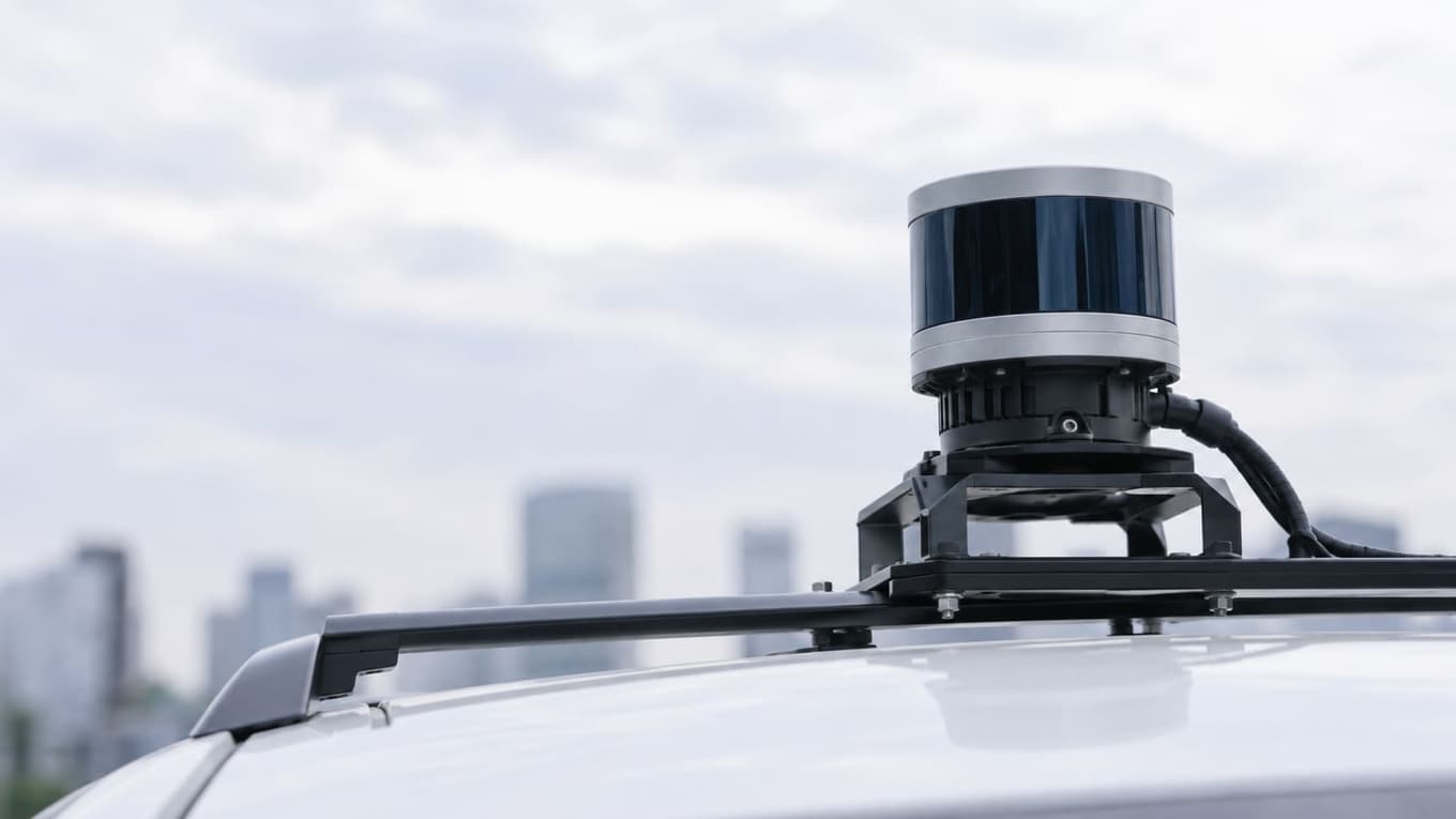 車載通信ソフト「vsomeip」に欠陥 短い通信1つで最大約4GBのメモリーを確保させられる(イメージ画像:車の屋根に載った円筒形の回転式レーザーセンサー)