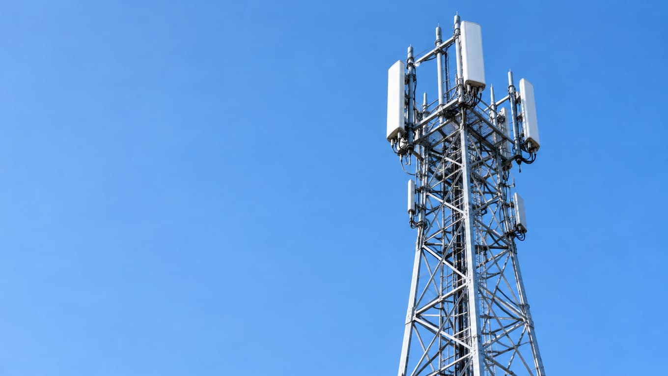 格安SIMの5G「SA方式」へ、携帯大手に回線開放促す 総務省がMVNO指針の改定案(イメージ画像:空を背に立つ携帯電話基地局のアンテナ鉄塔)