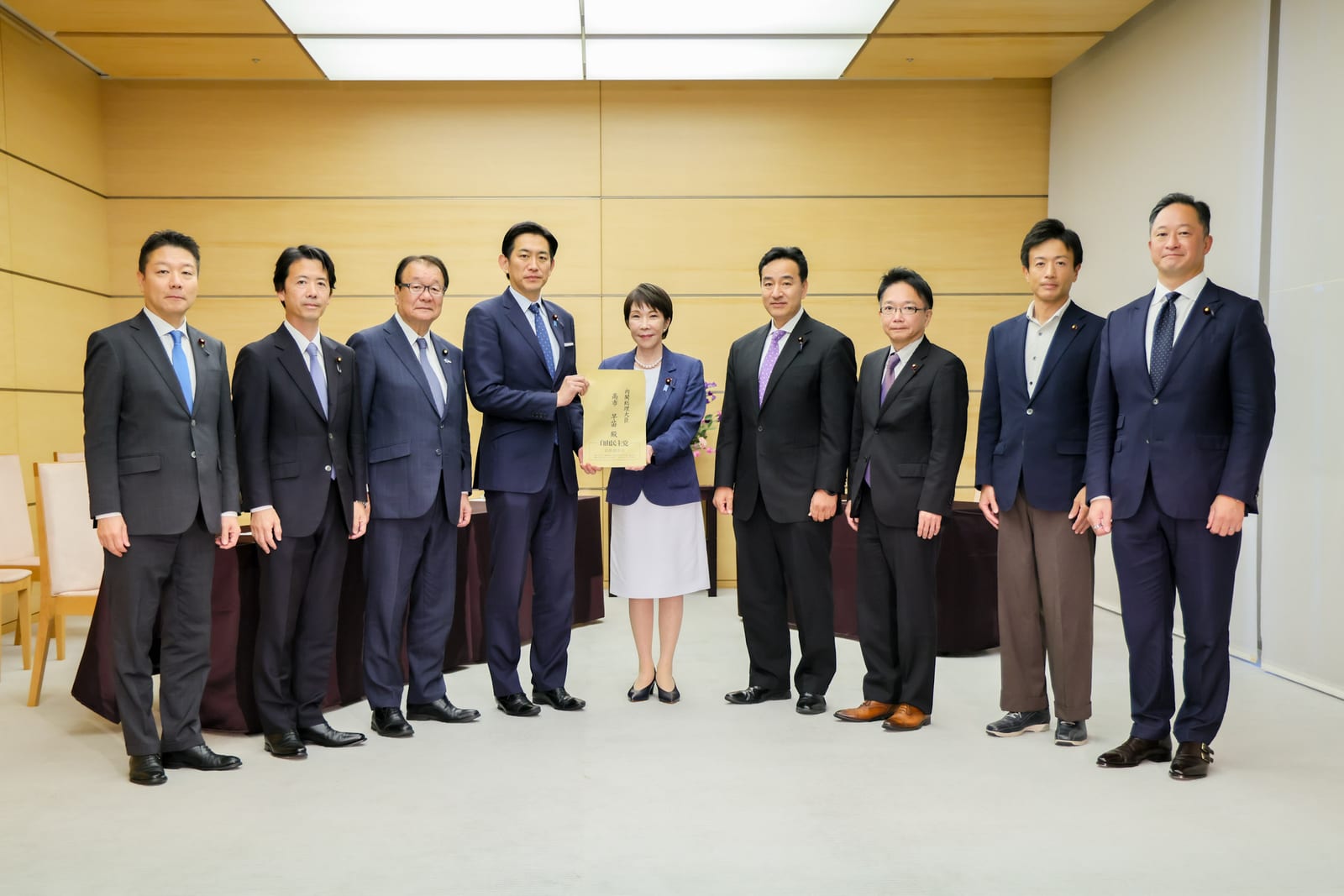 首相官邸で自民党の提言申し入れを受ける高市首相