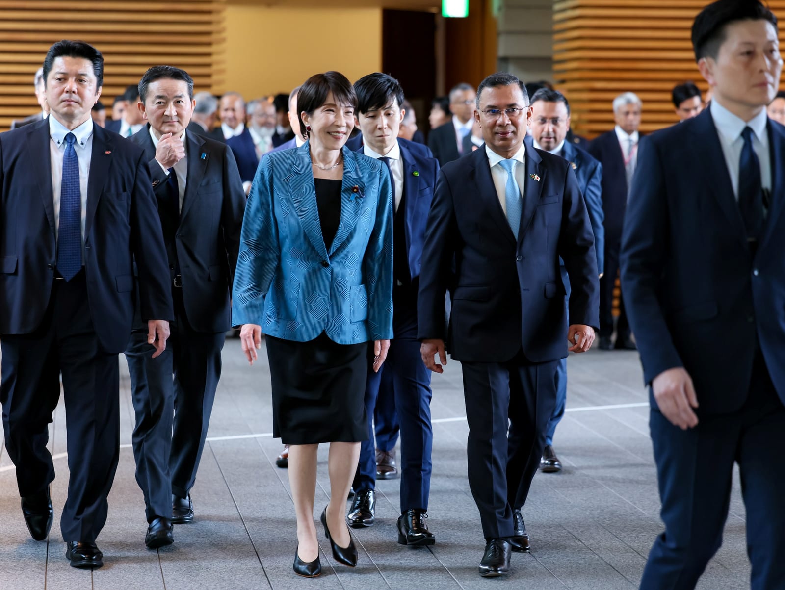 首相官邸で首脳会談に向かう高市首相とラーマン首相